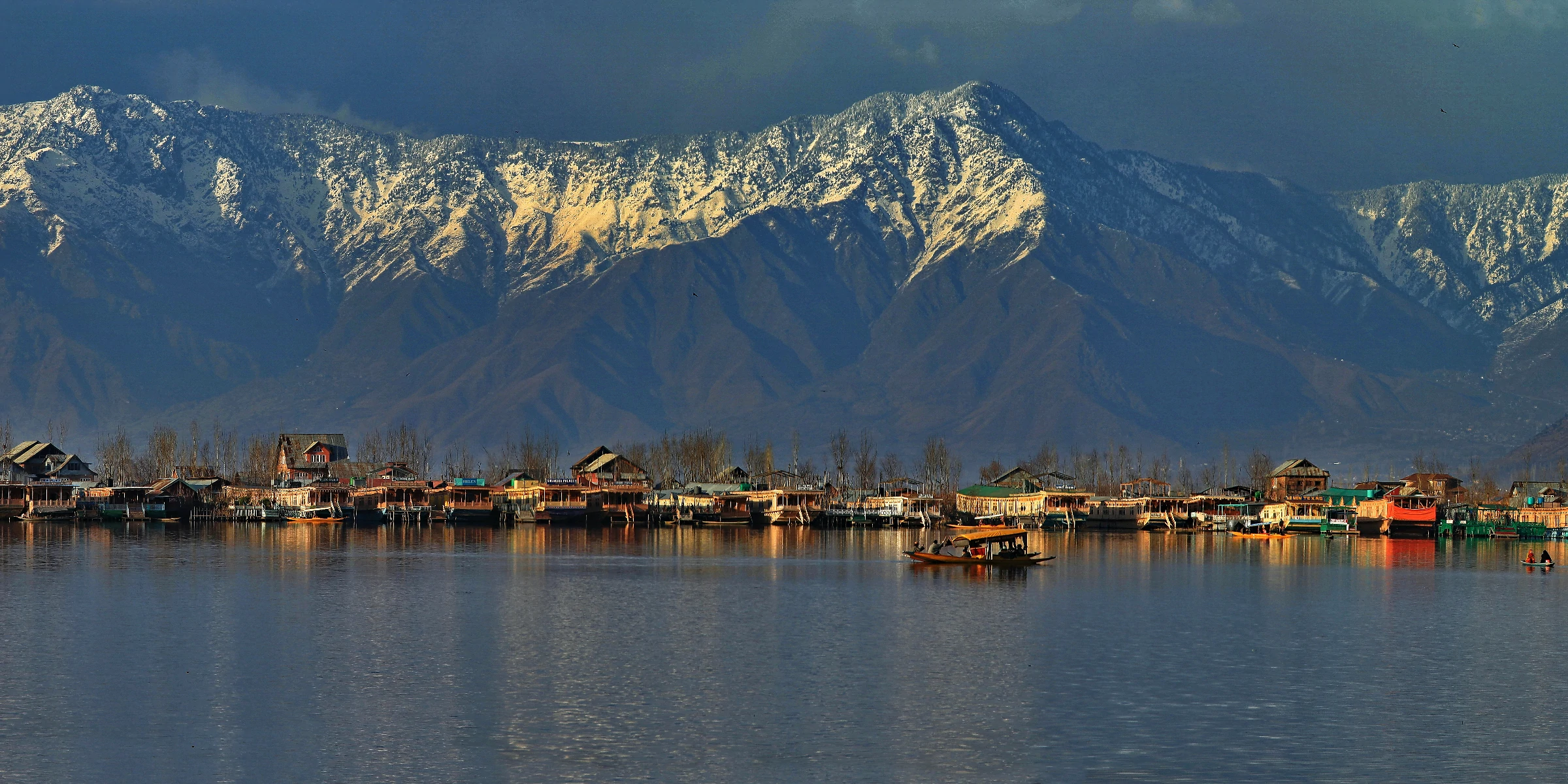 House boats at the backdrop of Zabarwan mountains